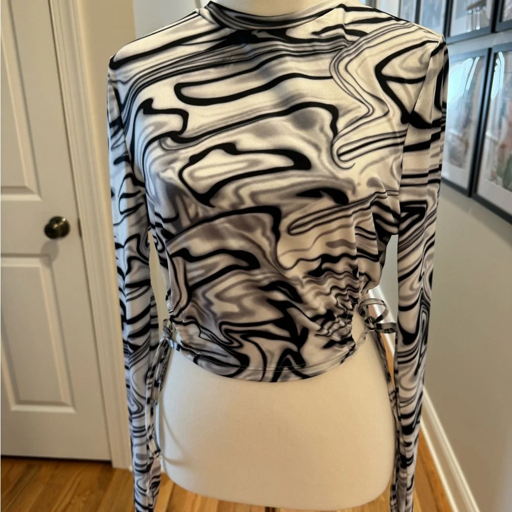 SHEIN Black/Gray Abstract Crop Top - Picture 4 of 8